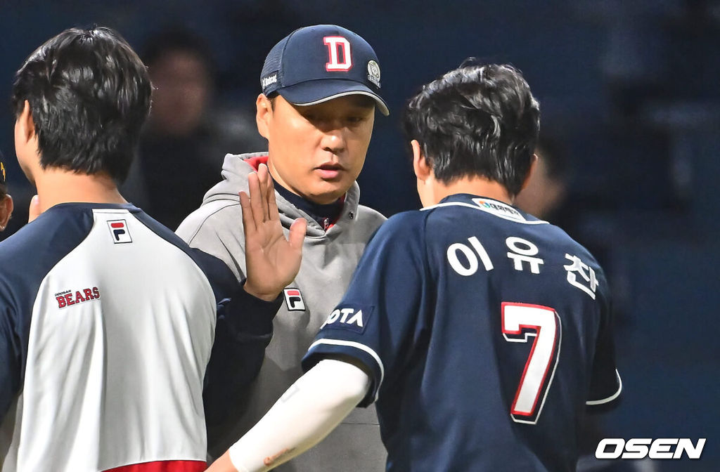 4일 창원NC파크에서 2024 신한 SOL 뱅크 KBO 리그 NC 다이노스와 두산 베어스의 경기가 열렸다. 홈팀 NC는 하트, 원정팀 두산은 최준호를 선발로 내세웠다.두산 베어스 이승엽 감독이 연장10회 까지 가는 승부끝에 4-1로 승리한 후 이유찬과 하이파이브를 하고 있다. 2024.06.04 / foto0307@osen.co.kr