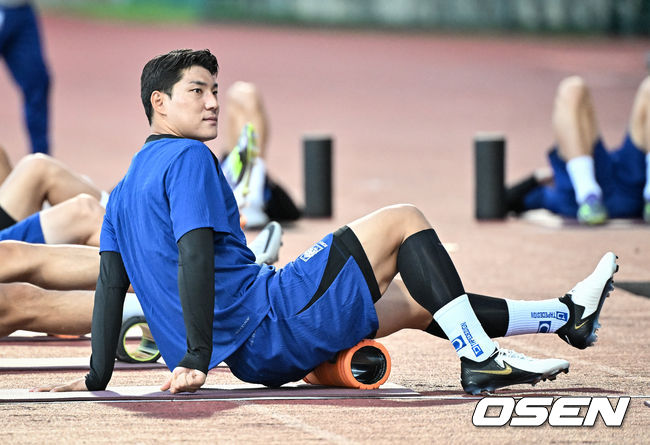 김도훈 임시 감독이 이끄는 한국 축구대표팀은 3일(이하 한국시간) 오후 8시부터 싱가포르 비샨에 위치한 비샨 스타디움에서 2026 국제축구연맹(FIFA) 북중미 월드컵 아시아 2차 예선 C조 5차전 싱가포르와 맞대결을 앞두고 첫 현지 훈련에 나섰다.한국과 싱가포르의 경기는 오는 6일 오후 9시 싱가포르 더 내셔널 스타디움에서 킥오프 한다.한국 축구대표팀 주민규가 훈련을 하고있다. 2024.06.03 / cej@osen.co.kr