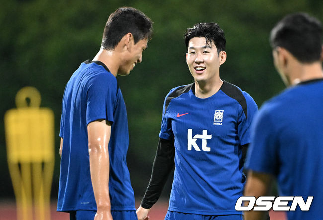 김도훈 임시 감독이 이끄는 한국 축구대표팀은 4일(이하 한국시간) 오후 8시부터 싱가포르 비샨에 위치한 비샨 스타디움에서 2026 국제축구연맹(FIFA) 북중미 월드컵 아시아 2차 예선 C조 5차전 싱가포르와 맞대결을 앞두고 현지 훈련에 나섰다.한국과 싱가포르의 경기는 오는 6일 오후 9시 싱가포르 더 내셔널 스타디움에서 킥오프 한다.한국 축구대표팀 손흥민이 훈련을 하고 있다. 2024.06.04 / cej@osen.co.kr