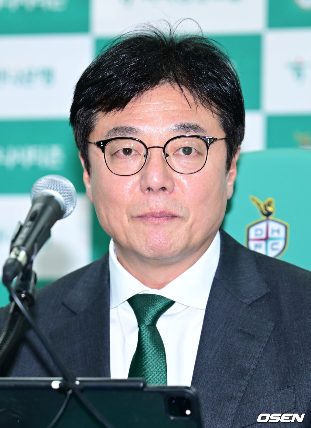 5일 오후 대전 유성구 대전월드컵경기장에서 황선홍 감독의 대전하나시티즌 취임 기자회견이 열렸다. 대전은 이민성 감독이 성적 부진의 이유로 자진사퇴, 최근까지 U-23 대표팀을 이끌던 황선홍 감독을 선임했다. 대전 황선홍 감독이 취재진의 질문에 대답하고  있다. 2024.06.05 / ksl0919@osen.co.kr