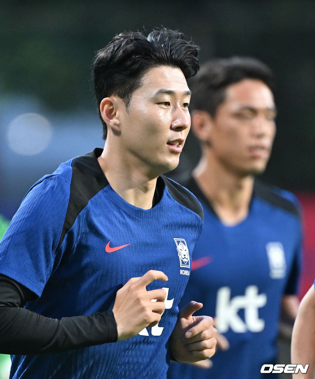 김도훈 임시 감독이 이끄는 한국 축구대표팀은 4일(이하 한국시간) 오후 8시부터 싱가포르 비샨에 위치한 비샨 스타디움에서 2026 국제축구연맹(FIFA) 북중미 월드컵 아시아 2차 예선 C조 5차전 싱가포르와 맞대결을 앞두고 현지 훈련에 나섰다.<br /><br />한국과 싱가포르의 경기는 오는 6일 오후 9시 싱가포르 더 내셔널 스타디움에서 킥오프 한다.<br /><br />한국 축구대표팀 손흥민이 훈련을 하고 있다. 2024.06.04 / cej@osen.co.kr