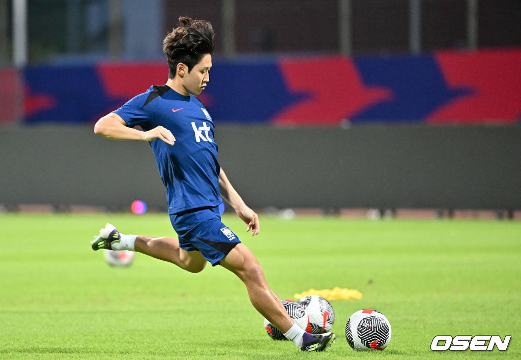 김도훈 임시 감독이 이끄는 한국 축구대표팀은 4일(이하 한국시간) 오후 8시부터 싱가포르 비샨에 위치한 비샨 스타디움에서 2026 국제축구연맹(FIFA) 북중미 월드컵 아시아 2차 예선 C조 5차전 싱가포르와 맞대결을 앞두고 현지 훈련에 나섰다.<br /><br />한국과 싱가포르의 경기는 오는 6일 오후 9시 싱가포르 더 내셔널 스타디움에서 킥오프 한다.<br /><br />한국 축구대표팀 이강인이 훈련을 하고 있다. 2024.06.04 / cej@osen.co.kr