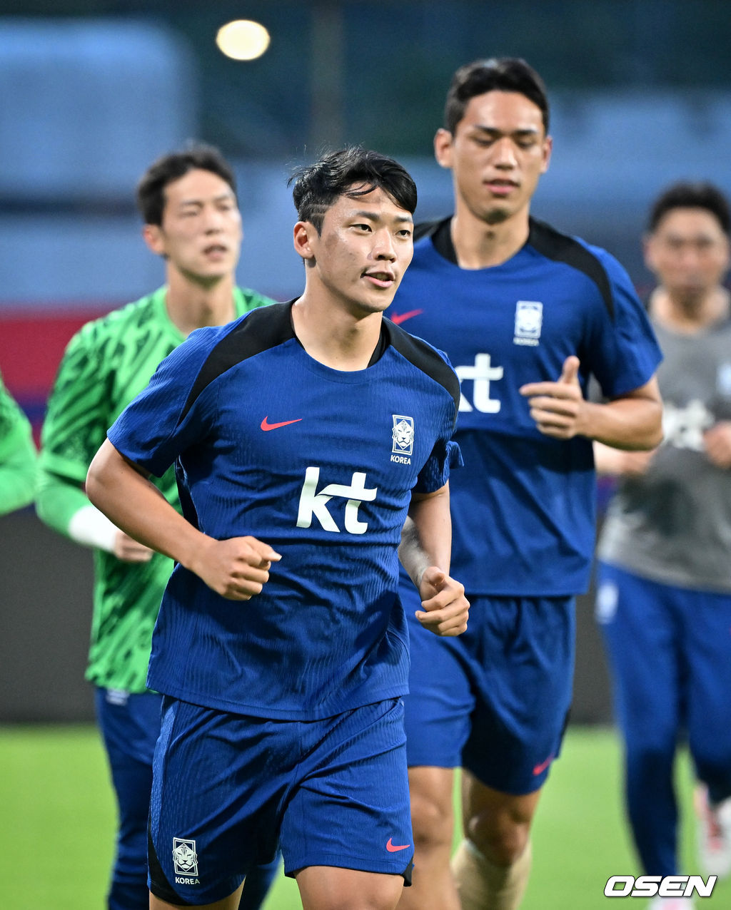 김도훈 임시 감독이 이끄는 한국 축구대표팀은 4일(이하 한국시간) 오후 8시부터 싱가포르 비샨에 위치한 비샨 스타디움에서 2026 국제축구연맹(FIFA) 북중미 월드컵 아시아 2차 예선 C조 5차전 싱가포르와 맞대결을 앞두고 현지 훈련에 나섰다.<br /><br />한국과 싱가포르의 경기는 오는 6일 오후 9시 싱가포르 더 내셔널 스타디움에서 킥오프 한다.<br /><br />한국 축구대표팀 황희찬이 훈련을 하고 있다. 2024.06.04 / cej@osen.co.kr<br />