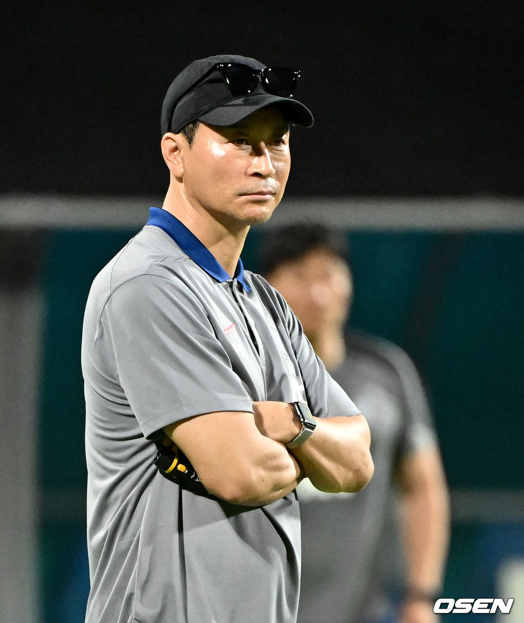 김도훈 임시 감독이 이끄는 한국 축구대표팀은 3일(이하 한국시간) 오후 8시부터 싱가포르 비샨에 위치한 비샨 스타디움에서 2026 국제축구연맹(FIFA) 북중미 월드컵 아시아 2차 예선 C조 5차전 싱가포르와 맞대결을 앞두고 첫 현지 훈련에 나섰다.한국과 싱가포르의 경기는 오는 6일 오후 9시 싱가포르 더 내셔널 스타디움에서 킥오프 한다.한국 축구대표팀 김도훈 임시감독이 훈련을 지켜보고 있다. 2024.06.03 / cej@osen.co.kr