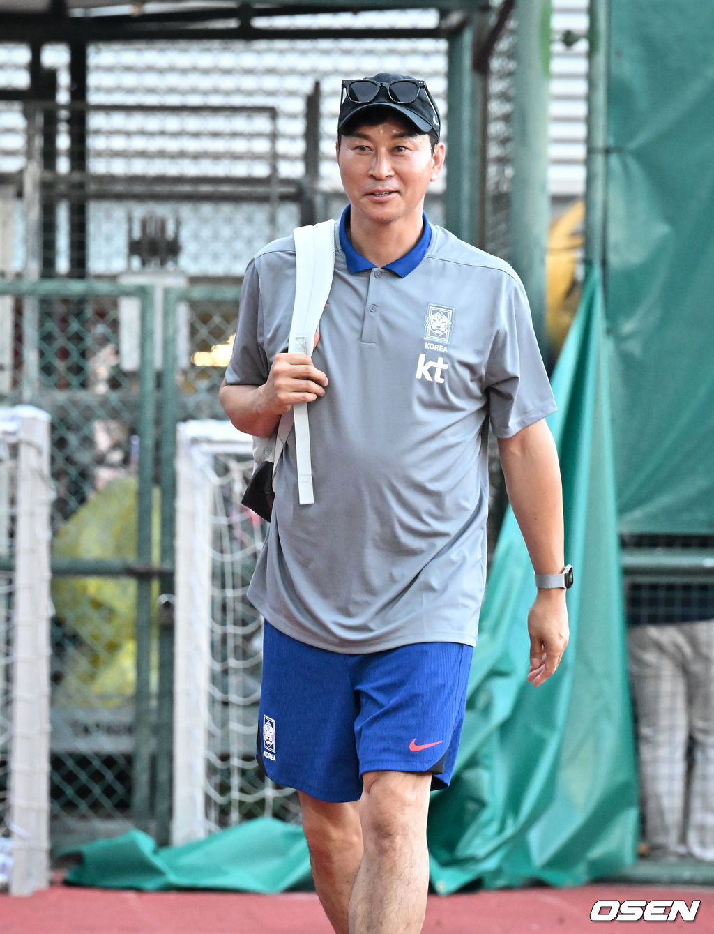 김도훈 임시 감독이 이끄는 한국 축구대표팀은 4일(이하 한국시간) 오후 8시부터 싱가포르 비샨에 위치한 비샨 스타디움에서 2026 국제축구연맹(FIFA) 북중미 월드컵 아시아 2차 예선 C조 5차전 싱가포르와 맞대결을 앞두고 현지 훈련에 나섰다.한국과 싱가포르의 경기는 오는 6일 오후 9시 싱가포르 더 내셔널 스타디움에서 킥오프 한다.한국 축구대표팀 김도훈 임시 감독이 훈련장에 들어서고 있다. 2024.06.04 / cej@osen.co.kr