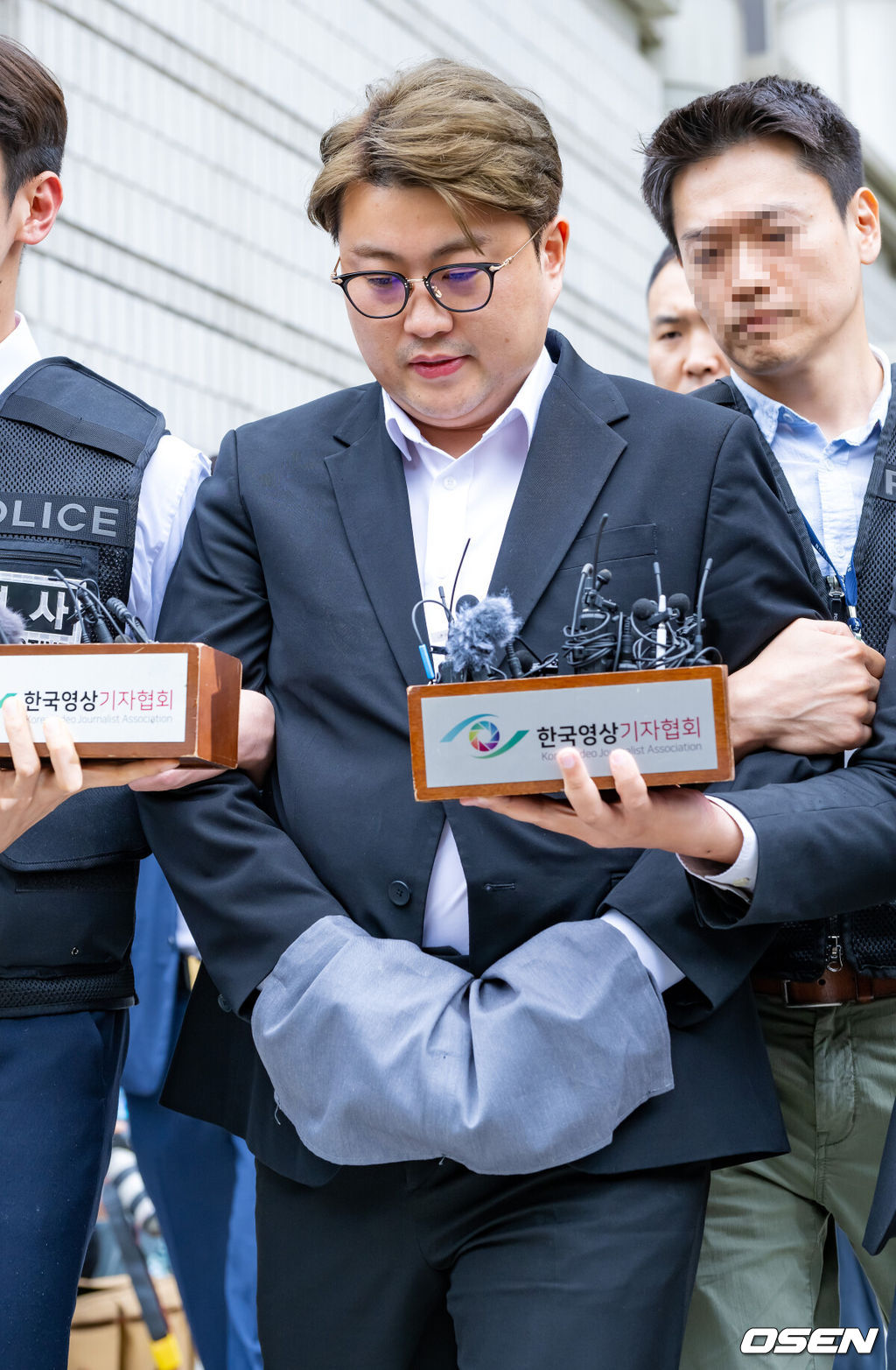 '음주 뺑소니' 혐의로 구속영장이 청구된 가수 김호중이 24일 서울중앙지법에서 구속 전 피의자 심문(영장실질심사)을 가졌다.검찰은 전날 경찰의 신청에 따라 김호중에 대해 특정범죄가중처벌법상 위험운전치상, 도주치상 등 혐의로 구속영장을 청구했다. 그의 소속사 대표와 전 본부장에 대해서도 구속영장이 청구됐다.가수 김호중이 구속영장실질심사를 마친 뒤 법원을 나서고 있다. 2024.05.24 /rumi@osen.co.kr