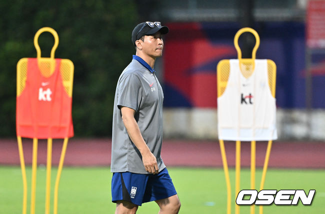 김도훈 임시 감독이 이끄는 한국 축구대표팀은 4일(이하 한국시간) 오후 8시부터 싱가포르 비샨에 위치한 비샨 스타디움에서 2026 국제축구연맹(FIFA) 북중미 월드컵 아시아 2차 예선 C조 5차전 싱가포르와 맞대결을 앞두고 현지 훈련에 나섰다.한국과 싱가포르의 경기는 오는 6일 오후 9시 싱가포르 더 내셔널 스타디움에서 킥오프 한다.한국 축구대표팀 김도훈 임시감독이 그라운드를 둘러보고 있다. 2024.06.04 / cej@osen.co.kr