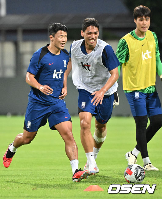 김도훈 임시 감독이 이끄는 한국 축구대표팀은 4일(이하 한국시간) 오후 8시부터 싱가포르 비샨에 위치한 비샨 스타디움에서 2026 국제축구연맹(FIFA) 북중미 월드컵 아시아 2차 예선 C조 5차전 싱가포르와 맞대결을 앞두고 현지 훈련에 나섰다.한국과 싱가포르의 경기는 오는 6일 오후 9시 싱가포르 더 내셔널 스타디움에서 킥오프 한다.한국 축구대표팀 황희찬, 오세훈이 훈련을 하고 있다. 2024.06.04 / cej@osen.co.kr