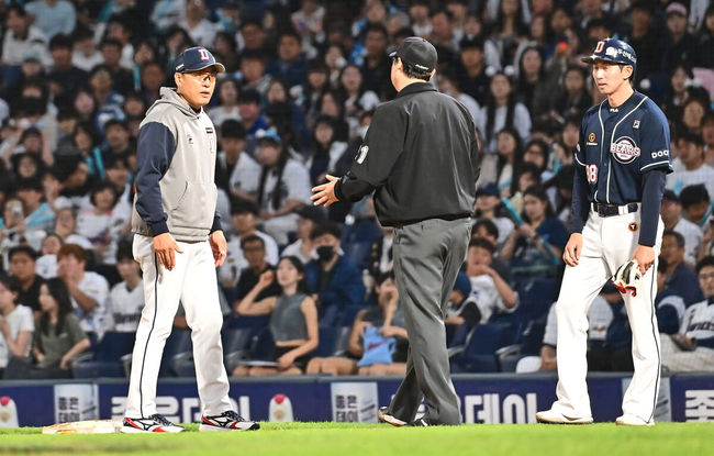 5일 창원NC파크에서 2024 신한 SOL 뱅크 KBO 리그 NC 다이노스와 두산 베어스의 경기가 열렸다. 홈팀 NC는 김시훈, 원정팀 두산은 곽빈을 선발로 내세웠다.두산 베어스 이승엽 감독이 7회초 투수 앞 땅볼을 치고 1루에서 NC 다이노스 데이비슨이 볼을 놓치면서 세이프인줄 알았던 조수행이 3피트 수비방해로 아웃되자 항의하고 있다. 2024.06.05 / foto0307@osen.co.kr