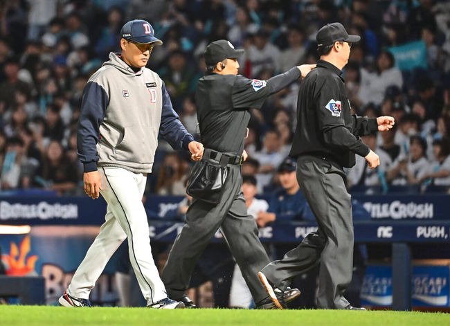 5일 창원NC파크에서 2024 신한 SOL 뱅크 KBO 리그 NC 다이노스와 두산 베어스의 경기가 열렸다. 홈팀 NC는 김시훈, 원정팀 두산은 곽빈을 선발로 내세웠다.두산 베어스 이승엽 감독이 7회초 투수 앞 땅볼을 치고 1루에서 NC 다이노스 데이비슨이 볼을 놓치면서 세이프인줄 알았던 조수행이 3피트 수비방해로 아웃되자 항의하고 퇴장당하고 있다. 2024.06.05 / foto0307@osen.co.kr