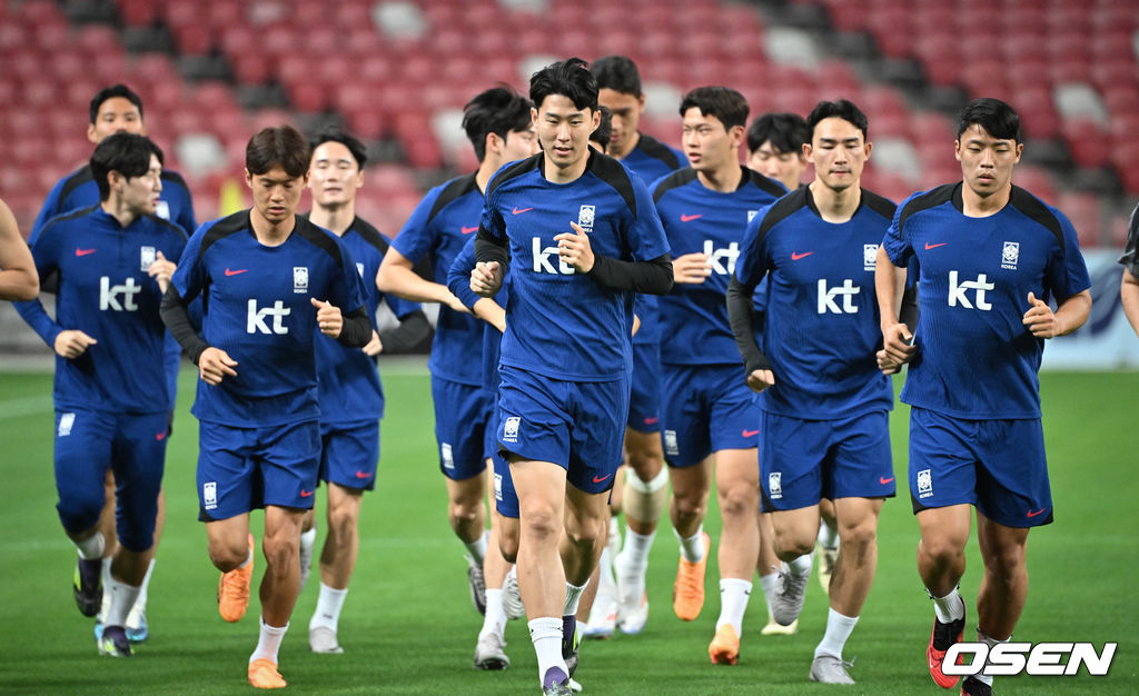 5일(이하 한국시간) 오후 싱가포르 칼랑에 위치한 싱가포르 내셔털 스타디움에서 2026 국제축구연맹(FIFA) 북중미 월드컵 아시아 2차 예선 C조 5차전 한국과 싱가포르전 공식 훈련이 진행됐다.한국과 싱가포르의 경기는 오는 6일 오후 9시 싱가포르 더 내셔널 스타디움에서 킥오프 한다.한국 대표팀이 공식훈련을 하고 있다. 2024.06.05 / cej@osen.co.kr