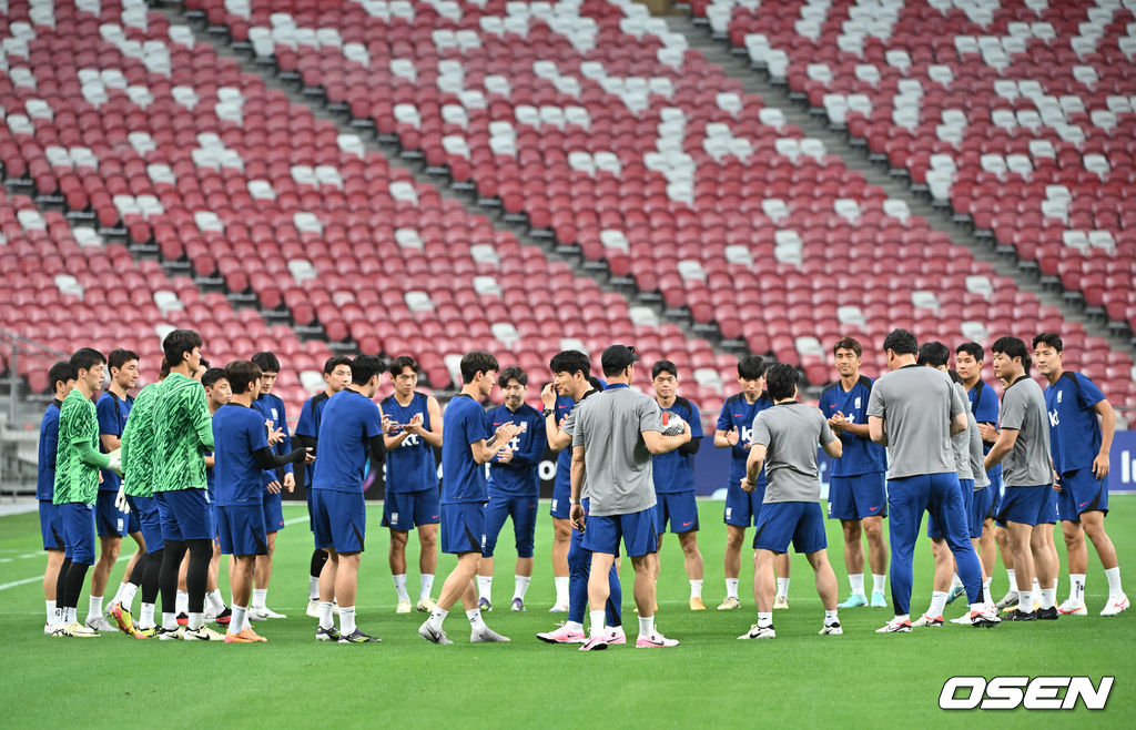 5일(이하 한국시간) 오후 싱가포르 칼랑에 위치한 싱가포르 내셔털 스타디움에서 2026 국제축구연맹(FIFA) 북중미 월드컵 아시아 2차 예선 C조 5차전 한국과 싱가포르전 공식 훈련이 진행됐다.한국과 싱가포르의 경기는 오는 6일 오후 9시 싱가포르 더 내셔널 스타디움에서 킥오프 한다.한국 축구 대표팀이 공식 훈련에 앞서 미팅을 갖고 있다. 2024.06.05 / cej@osen.co.kr