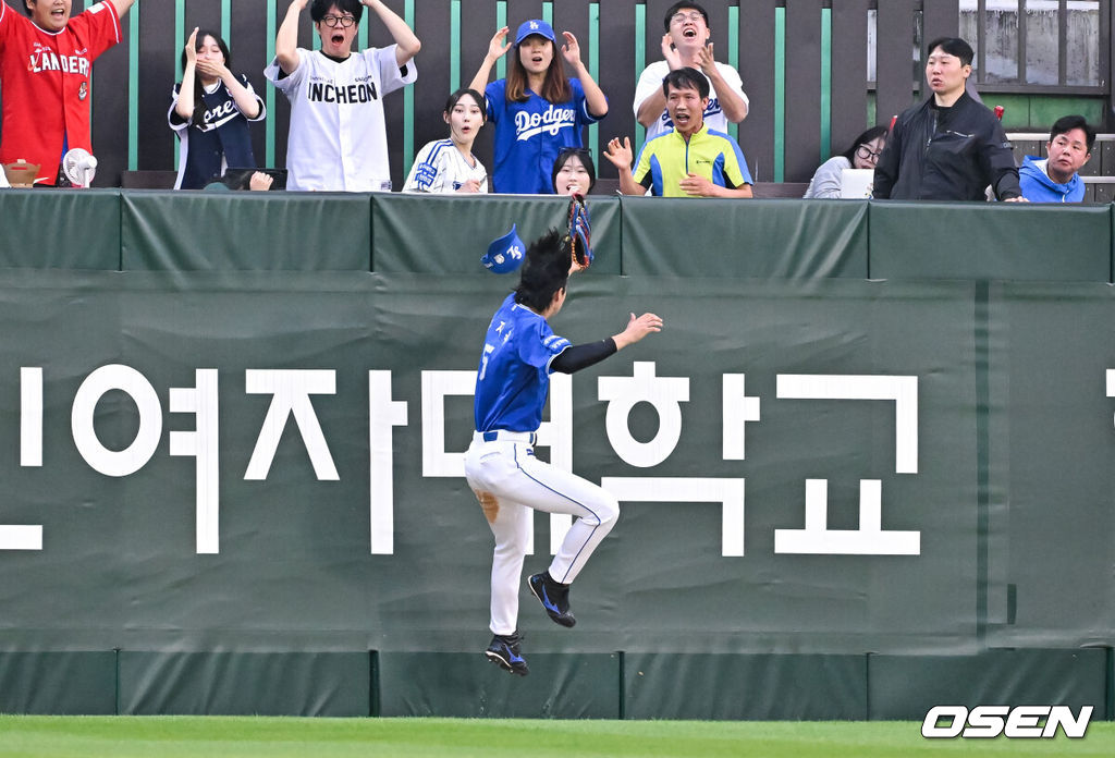 5일 오후 인천 SSG랜더스필드에서 ‘2024 신한 SOL BANK KBO리그’ SSG 랜더스와 삼성 라이온즈의 경기가 진행됐다.이날 SSG는 앤더슨을 , 삼성은 레예스를 선발수투로 내세웠다.3회말 2사 2,3루 SSG 최정의 타구를 삼성 구자욱 좌익수가 잡아내고 있다.   2024.06.05 /   soul1014@osen.co.kr