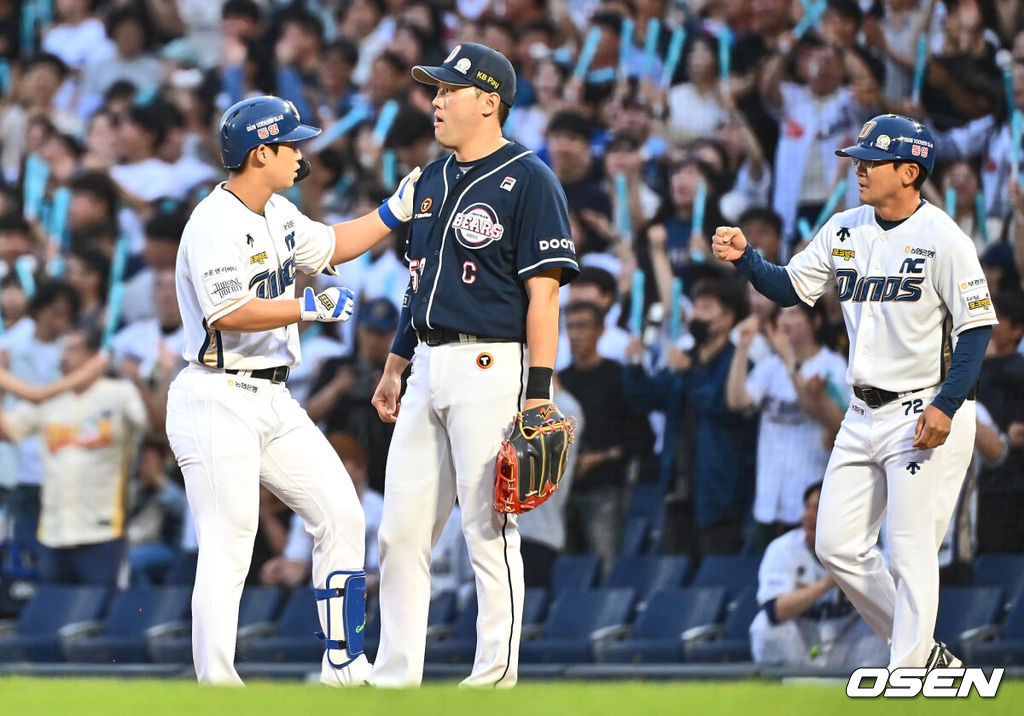 5일 창원NC파크에서 2024 신한 SOL 뱅크 KBO 리그 NC 다이노스와 두산 베어스의 경기가 열렸다. 홈팀 NC는 김시훈, 원정팀 두산은 곽빈을 선발로 내세웠다.NC 다이노스 서호철이 2회말 1사 1,3루 중견수 앞 1타점 안타를 치고 하이파이브를 하고 있다. 2024.06.05 / foto0307@osen.co.kr