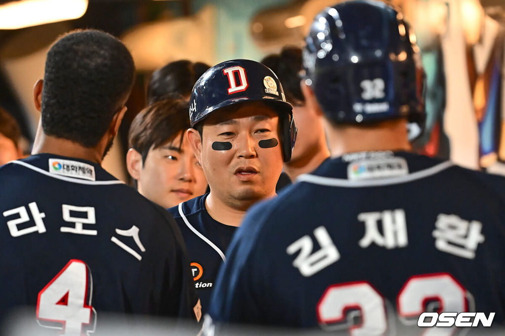 5일 창원NC파크에서 2024 신한 SOL 뱅크 KBO 리그 NC 다이노스와 두산 베어스의 경기가 열렸다. 홈팀 NC는 김시훈, 원정팀 두산은 곽빈을 선발로 내세웠다.두산 베어스 양의지가 6회초 무사 3루 김재환의 중견수 희생 플라이 때 득점을 올리고 하이파이브를 하고 있다. 2024.06.05 / foto0307@osen.co.kr