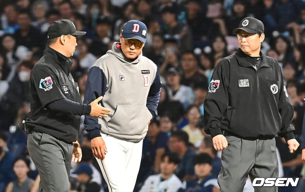 5일 창원NC파크에서 2024 신한 SOL 뱅크 KBO 리그 NC 다이노스와 두산 베어스의 경기가 열렸다. 홈팀 NC는 김시훈, 원정팀 두산은 곽빈을 선발로 내세웠다.두산 베어스 이승엽 감독이 7회초 투수 앞 땅볼을 치고 1루에서 NC 다이노스 데이비슨이 볼을 놓치면서 세이프인줄 알았던 조수행이 3피트 수비방해로 아웃되자 항의하고 있다. 2024.06.05 / foto0307@osen.co.kr