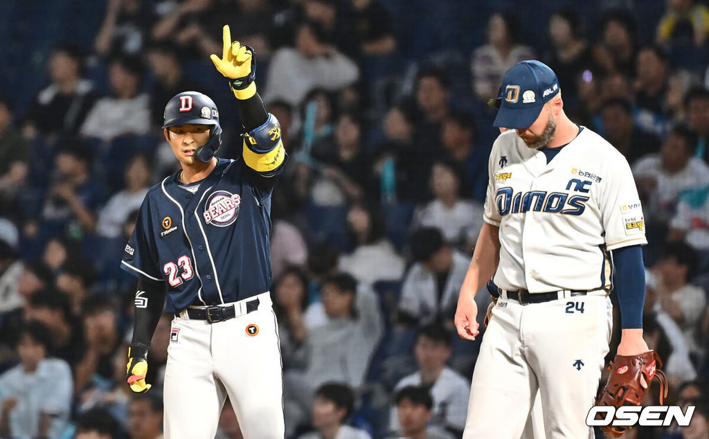 5일 창원NC파크에서 2024 신한 SOL 뱅크 KBO 리그 NC 다이노스와 두산 베어스의 경기가 열렸다. 홈팀 NC는 김시훈, 원정팀 두산은 곽빈을 선발로 내세웠다.두산 베어스 강승호가 연장 11회초 1사 1,2루 좌익수 앞 1타점 안타를 치고 있다. 2024.06.05 / foto0307@osen.co.kr