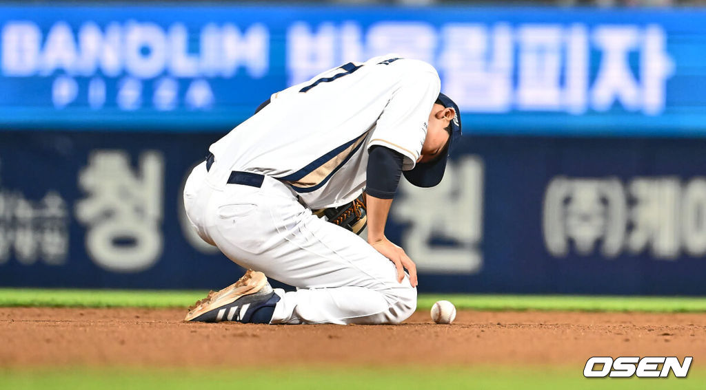 5일 창원NC파크에서 2024 신한 SOL 뱅크 KBO 리그 NC 다이노스와 두산 베어스의 경기가 열렸다. 홈팀 NC는 김시훈, 원정팀 두산은 곽빈을 선발로 내세웠다.NC 다이노스 김주원이 연장 11회초 1사 1루 두산 베어스 전민재의 타구를 놓치고 아쉬워하고 있다. 2024.06.05 / foto0307@osen.co.kr