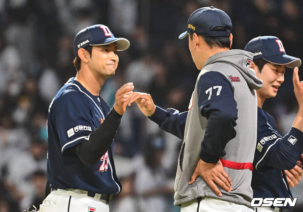 5일 창원NC파크에서 2024 신한 SOL 뱅크 KBO 리그 NC 다이노스와 두산 베어스의 경기가 열렸다. 홈팀 NC는 김시훈, 원정팀 두산은 곽빈을 선발로 내세웠다.두산 베어스 강승호가 연장 11회 승부 결승타를 치고 NC 다이노스에 4-3 짜릿한 승리 후 이승엽 감독과 하이파이브를 하고 있다. 2024.06.05 / foto0307@osen.co.kr