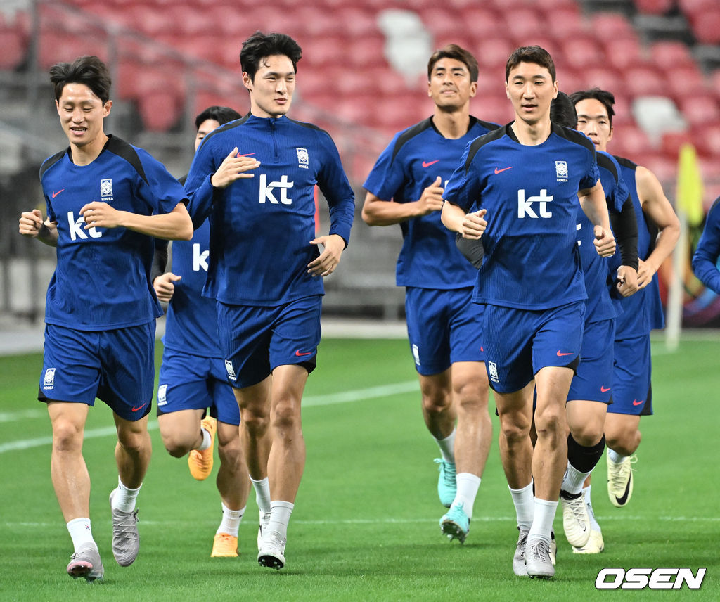 5일(이하 한국시간) 오후 싱가포르 칼랑에 위치한 싱가포르 내셔털 스타디움에서 2026 국제축구연맹(FIFA) 북중미 월드컵 아시아 2차 예선 C조 5차전 한국과 싱가포르전 공식 훈련이 진행됐다.한국과 싱가포르의 경기는 오는 6일 오후 9시 싱가포르 더 내셔널 스타디움에서 킥오프 한다.한국 축구대표팀 이재성(왼쪽부터), 박용우, 하창래, 정우영이 공식 훈련을 하고 있다. 2024.06.05 / cej@osen.co.kr