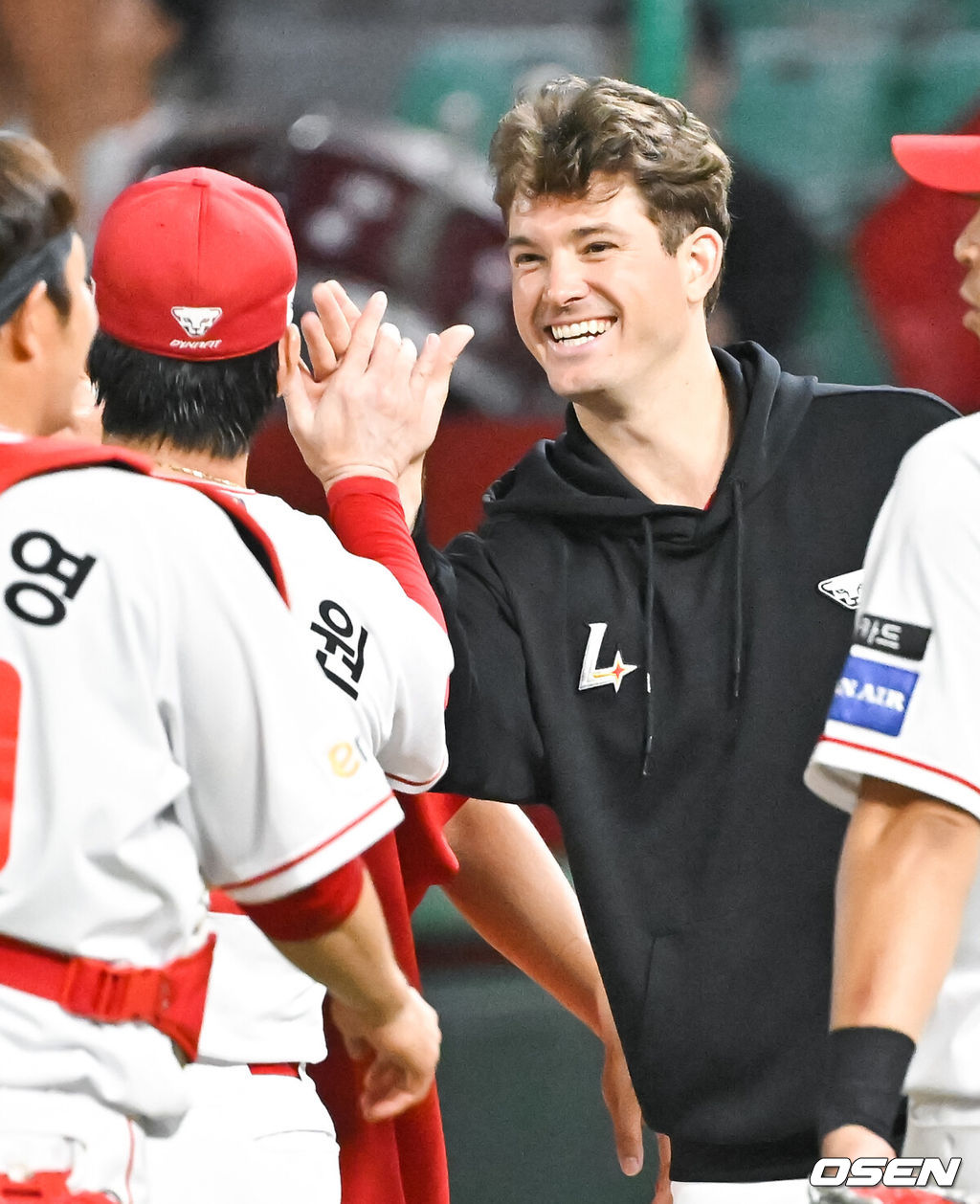 프로야구 SSG 랜더스가 삼성 라이온즈의 6연승 도전을 저지했다. SSG는 5일 인천 SSG랜더스필드에서 열린 ‘2024 신한은행 SOL Bank KBO리그’ 삼성과의 경기에서 7-3으로 승리했다. 이날 승리로 지난 경기 패배를 설욕했다.경기종료 후 SSG 앤더슨이 문승원과 하이파이브를 하고 있다, . 2024.06.05 / soul1014@osen.co.kr