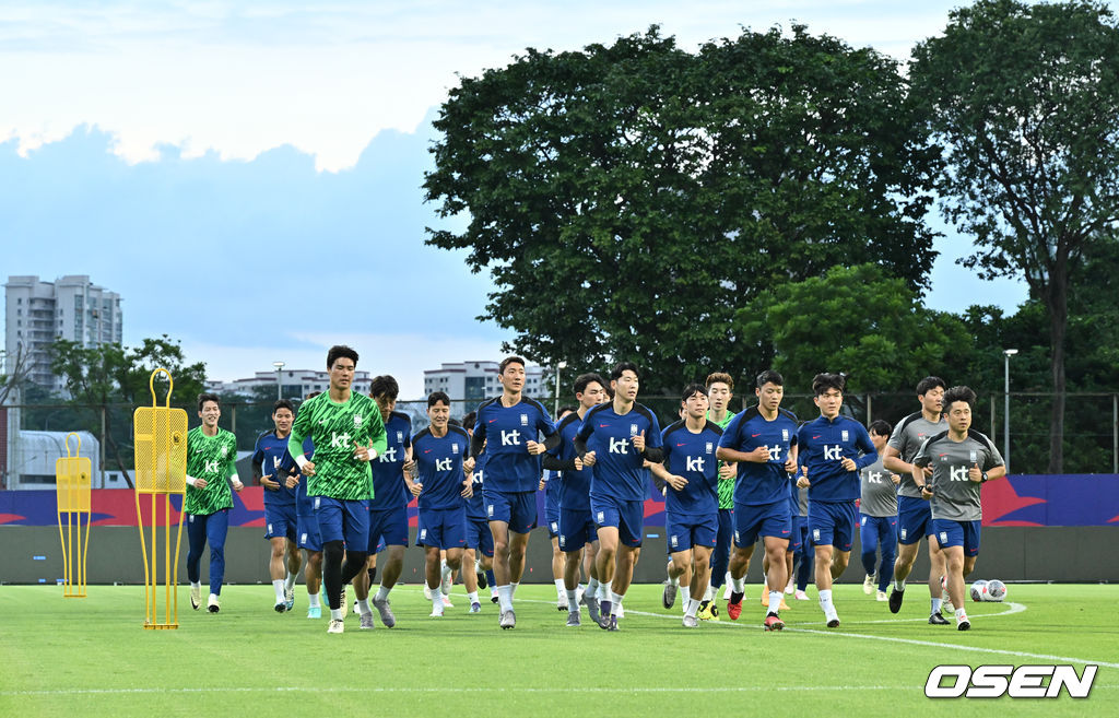 김도훈 임시 감독이 이끄는 한국 축구대표팀은 3일(이하 한국시간) 오후 8시부터 싱가포르 비샨에 위치한 비샨 스타디움에서 2026 국제축구연맹(FIFA) 북중미 월드컵 아시아 2차 예선 C조 5차전 싱가포르와 맞대결을 앞두고 첫 현지 훈련에 나섰다.한국과 싱가포르의 경기는 오는 6일 오후 9시 싱가포르 더 내셔널 스타디움에서 킥오프 한다.한국 축구대표팀이 훈련을 하고 있다. / cej@osen.co.kr