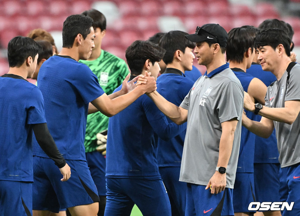5일(이하 한국시간) 오후 싱가포르 칼랑에 위치한 싱가포르 내셔털 스타디움에서 2026 국제축구연맹(FIFA) 북중미 월드컵 아시아 2차 예선 C조 5차전 한국과 싱가포르전 공식 훈련이 진행됐다.한국과 싱가포르의 경기는 오는 6일 오후 9시 싱가포르 더 내셔널 스타디움에서 킥오프 한다.한국 축구 대표팀 김도훈 임시감독이 공식 훈련에 선수단과 인사를 하고 있다. 2024.06.05 / cej@osen.co.kr