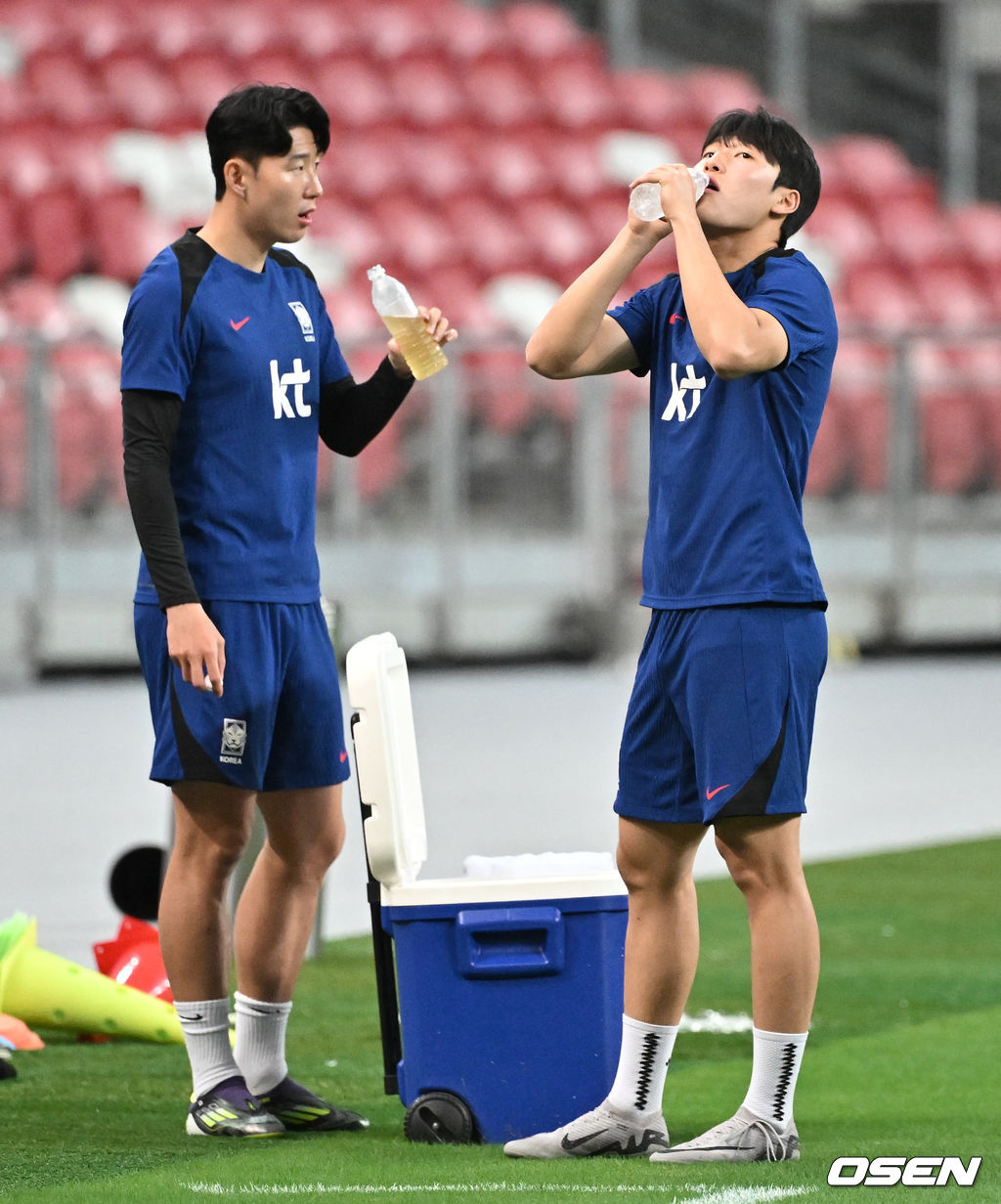 5일(이하 한국시간) 오후 싱가포르 칼랑에 위치한 싱가포르 내셔털 스타디움에서 2026 국제축구연맹(FIFA) 북중미 월드컵 아시아 2차 예선 C조 5차전 한국과 싱가포르전 공식 훈련이 진행됐다.한국과 싱가포르의 경기는 오는 6일 오후 9시 싱가포르 더 내셔널 스타디움에서 킥오프 한다.한국 대표팀 손흥민, 배준호가 공식 훈련을 준비하고 있다. 2024.06.05 / cej@osen.co.kr