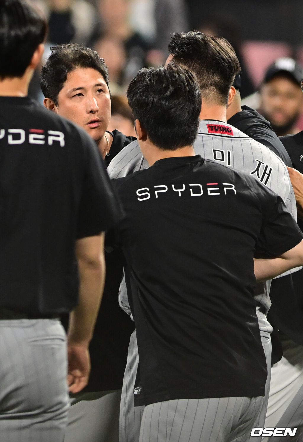 다이너마이트 타선을 등에 업은 한화 이글스 김경문호가 출범 후 연이틀 승전고를 울렸다. 프로야구 한화 이글스는 5일 수원KT위즈파크에서 열린 2024 신한 SOL뱅크 KBO리그 KT 위즈와의 시즌 8차전에서 12-2 대승을 거뒀다.경기가 종료 되는 순간 KT 위즈와 한화 이글스의 벤치클리어링이 발생했다. KT 황재균이 분노하고 있다. 2024.06.05 / ksl0919@osen.co.kr