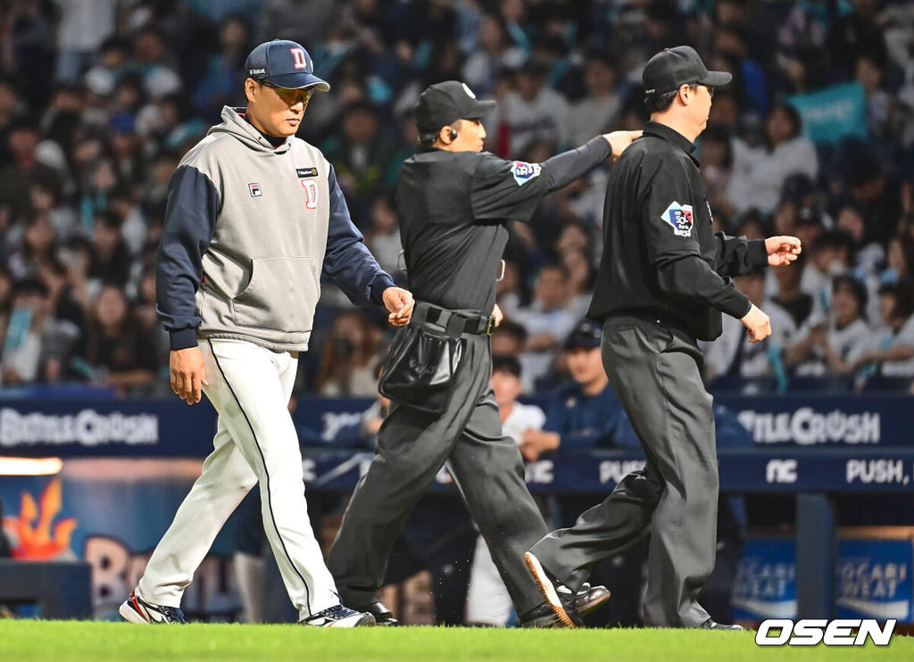5일 창원NC파크에서 2024 신한 SOL 뱅크 KBO 리그 NC 다이노스와 두산 베어스의 경기가 열렸다. 홈팀 NC는 김시훈, 원정팀 두산은 곽빈을 선발로 내세웠다.두산 베어스 이승엽 감독이 7회초 투수 앞 땅볼을 치고 1루에서 NC 다이노스 데이비슨이 볼을 놓치면서 세이프인줄 알았던 조수행이 3피트 수비방해로 아웃되자 항의하고 퇴장당하고 있다. 2024.06.05 / foto0307@osen.co.kr