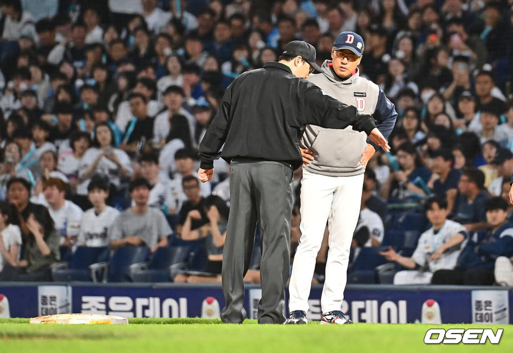 5일 창원NC파크에서 2024 신한 SOL 뱅크 KBO 리그 NC 다이노스와 두산 베어스의 경기가 열렸다. 홈팀 NC는 김시훈, 원정팀 두산은 곽빈을 선발로 내세웠다.두산 베어스 이승엽 감독이 7회초 투수 앞 땅볼을 치고 1루에서 NC 다이노스 데이비슨이 볼을 놓치면서 세이프인줄 알았던 조수행이 3피트 수비방해로 아웃되자 항의하고 있다. 2024.06.05 / foto0307@osen.co.kr