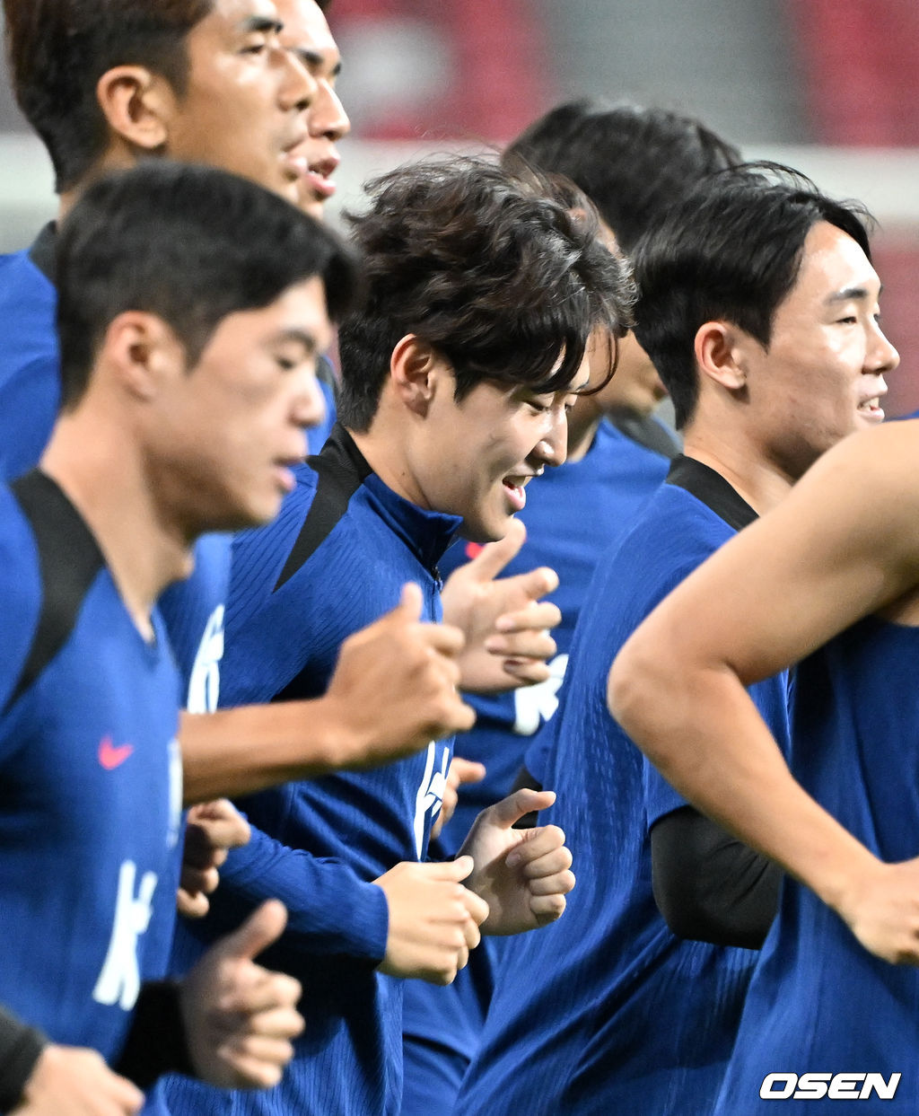5일(이하 한국시간) 오후 싱가포르 칼랑에 위치한 싱가포르 내셔털 스타디움에서 2026 국제축구연맹(FIFA) 북중미 월드컵 아시아 2차 예선 C조 5차전 한국과 싱가포르전 공식 훈련이 진행됐다.한국과 싱가포르의 경기는 오는 6일 오후 9시 싱가포르 더 내셔널 스타디움에서 킥오프 한다.한국 축구대표팀 이강인(가운데)이 공식 훈련을 하고 있다. 2024.06.05 / cej@osen.co.kr
