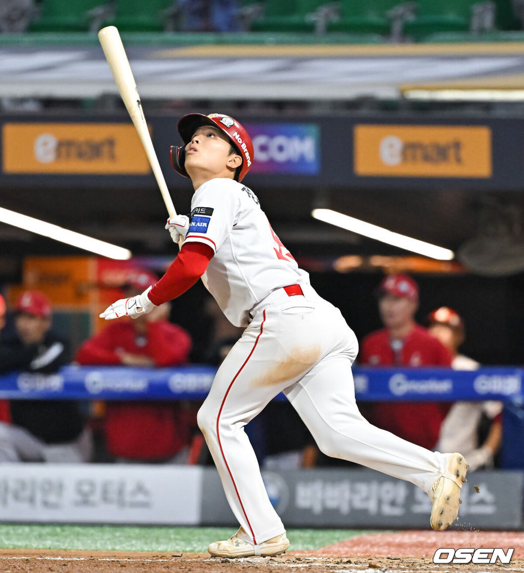5일 오후 인천 SSG랜더스필드에서 ‘2024 신한 SOL BANK KBO리그’ SSG 랜더스와 삼성 라이온즈의 경기가 진행됐다.이날 SSG는 앤더슨을 , 삼성은 레예스를 선발수투로 내세웠다.6회말 1사 1루 SSG 정준재가 안타를 날리고 있다. 2024.06.05 / soul1014@osen.co.kr