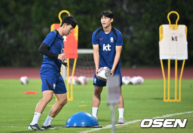 김도훈 임시 감독이 이끄는 한국 축구대표팀은 4일(이하 한국시간) 오후 8시부터 싱가포르 비샨에 위치한 비샨 스타디움에서 2026 국제축구연맹(FIFA) 북중미 월드컵 아시아 2차 예선 C조 5차전 싱가포르와 맞대결을 앞두고 현지 훈련에 나섰다.한국과 싱가포르의 경기는 오는 6일 오후 9시 싱가포르 더 내셔널 스타디움에서 킥오프 한다.한국 축구대표팀 배준호, 손흥민이 함께 훈련을 하고 있다. 2024.06.04 / cej@osen.co.kr