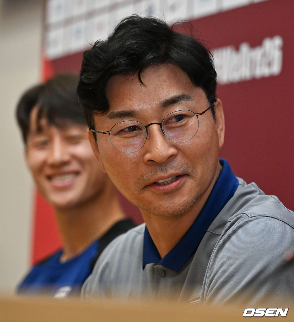 5일(이하 한국시간) 오후 싱가포르 칼랑에 위치한 싱가포르 내셔털 스타디움에서 2026 국제축구연맹(FIFA) 북중미 월드컵 아시아 2차 예선 C조 5차전 한국과 싱가포르전 공식 기자회견이 진행됐다.한국과 싱가포르의 경기는 오는 6일 오후 9시 싱가포르 더 내셔널 스타디움에서 킥오프 한다.한국 축구대표팀 김도훈 임시감독이 기자회견에 참석해 취재진 질문에 답변을 하고 있다. 2024.06.05 / cej@osen.co.kr