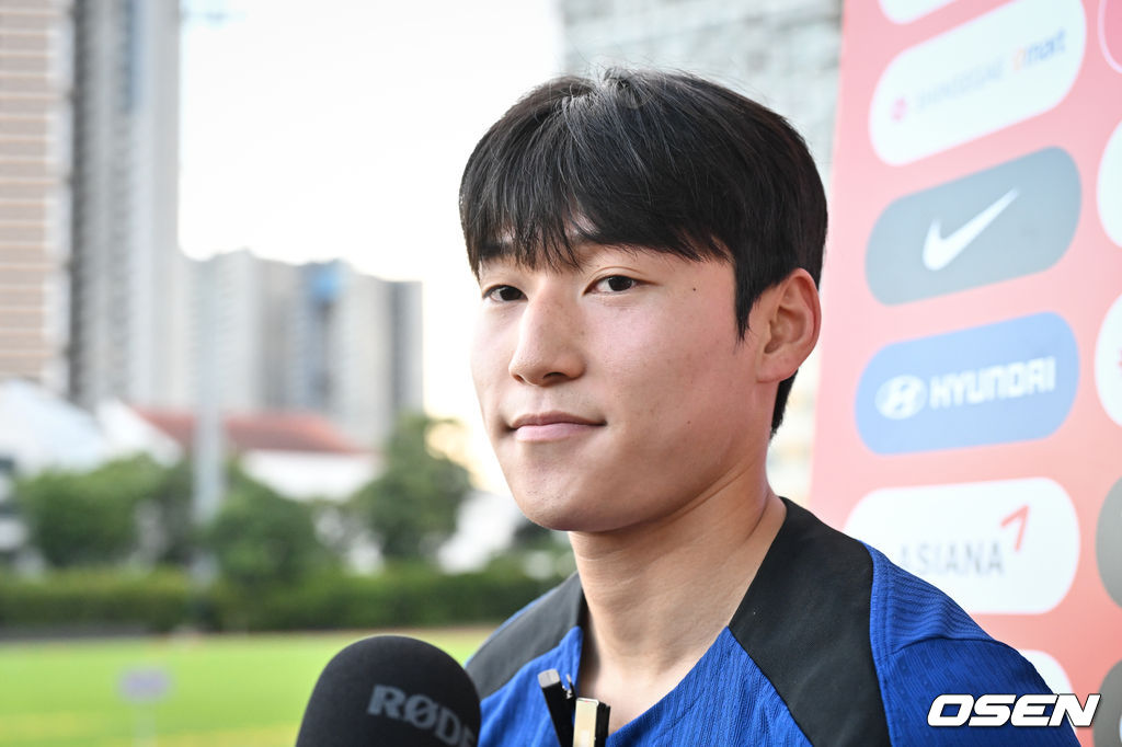 김도훈 임시 감독이 이끄는 한국 축구대표팀은 4일(이하 한국시간) 오후 8시부터 싱가포르 비샨에 위치한 비샨 스타디움에서 2026 국제축구연맹(FIFA) 북중미 월드컵 아시아 2차 예선 C조 5차전 싱가포르와 맞대결을 앞두고 현지 훈련에 나섰다.한국과 싱가포르의 경기는 오는 6일 오후 9시 싱가포르 더 내셔널 스타디움에서 킥오프 한다.한국 축구대표팀 배준호가 취재진과 인터뷰를 하고 있다. 2024.06.04 / cej@osen.co.kr