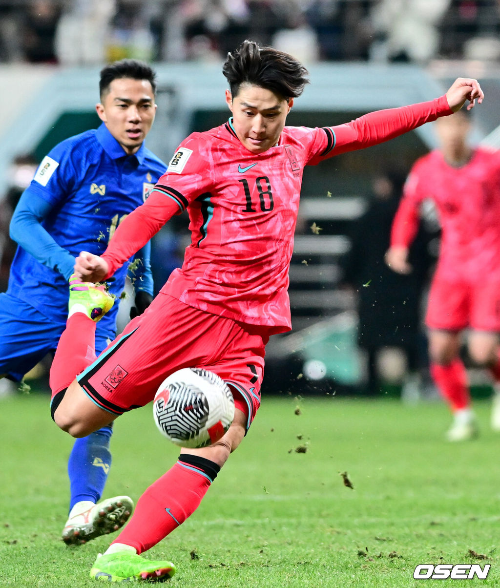 새 체제에서도 한국 축구의 부진은 이어졌다.황선홍 임시 감독이 지휘하는 대한민국 축구대표팀은 21일 오후 8시 서울월드컵경기장에서 태국과 2026 국제축구연맹(FIFA) 북중미 월드컵 아시아 2차 예선 C조 3차전을 펼쳐 1-1 무승부에 그쳤다. 이로써 한국은 3경기서 승점 7(2승 1무)를 획득하면서 조 1위를 유지했으나 약체인 태국과 홈 경기에서 무승부에 그치면서 아쉬움을 남겼다. 후반 대한민국 이강인이 슛을 시도하고 있다. 2024.03.21 / cej@osen.co.kr