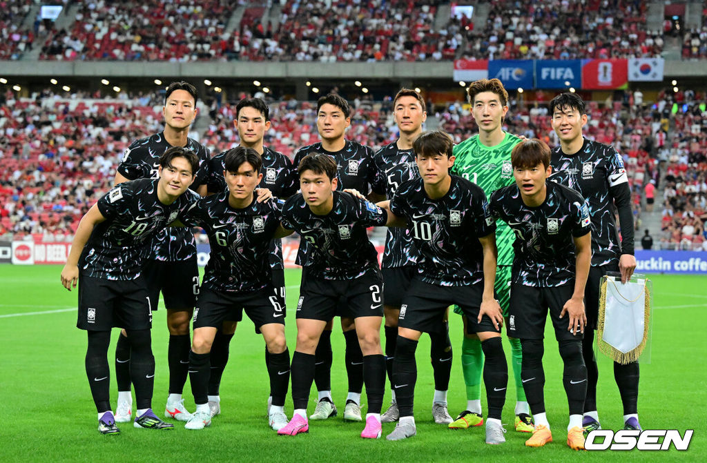 김도훈 임시감독이 이끄는 대한민국과 싱가포르의 2026 FIFA 북중미 월드컵 아시아 2차 예선 C조 5차전이 6일(한국시간) 오후 9시 싱가포르 칼랑에 위치한 싱가포르 더 내셔널 스타디움에서 열렸다.각 조 1・2위에 3차 예선 진출 자격이 주어지는 가운데 한국은 싱가포르와 5차전에서 비기기만 해도 11일 중국과 6차전 경기 결과와 상관없이 3차 예선행을 확정한다. 심지어 5차전에서 한국이 패해도 태국이 승점을 챙기지 못한다면 3차 예선으로 향할 수 있다.경기에 앞서 대한민국 베스트 일레븐이 기념촬영을 하고 있다. 2024.06.06 /cej@osen.co.kr