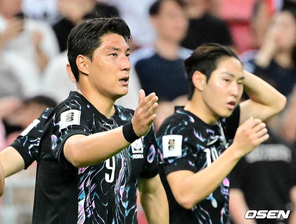 김도훈 임시감독이 이끄는 대한민국과 싱가포르의 2026 FIFA 북중미 월드컵 아시아 2차 예선 C조 5차전이 6일(한국시간) 오후 9시 싱가포르 칼랑에 위치한 싱가포르 더 내셔널 스타디움에서 열렸다.각 조 1・2위에 3차 예선 진출 자격이 주어지는 가운데 한국은 싱가포르와 5차전에서 비기기만 해도 11일 중국과 6차전 경기 결과와 상관없이 3차 예선행을 확정한다. 심지어 5차전에서 한국이 패해도 태국이 승점을 챙기지 못한다면 3차 예선으로 향할 수 있다.전반 대한민국 주민규가 팀의 두 번째 골을 성공시키고 동료들과 환호하고 있다. 2024.06.06 /cej@osen.co.kr