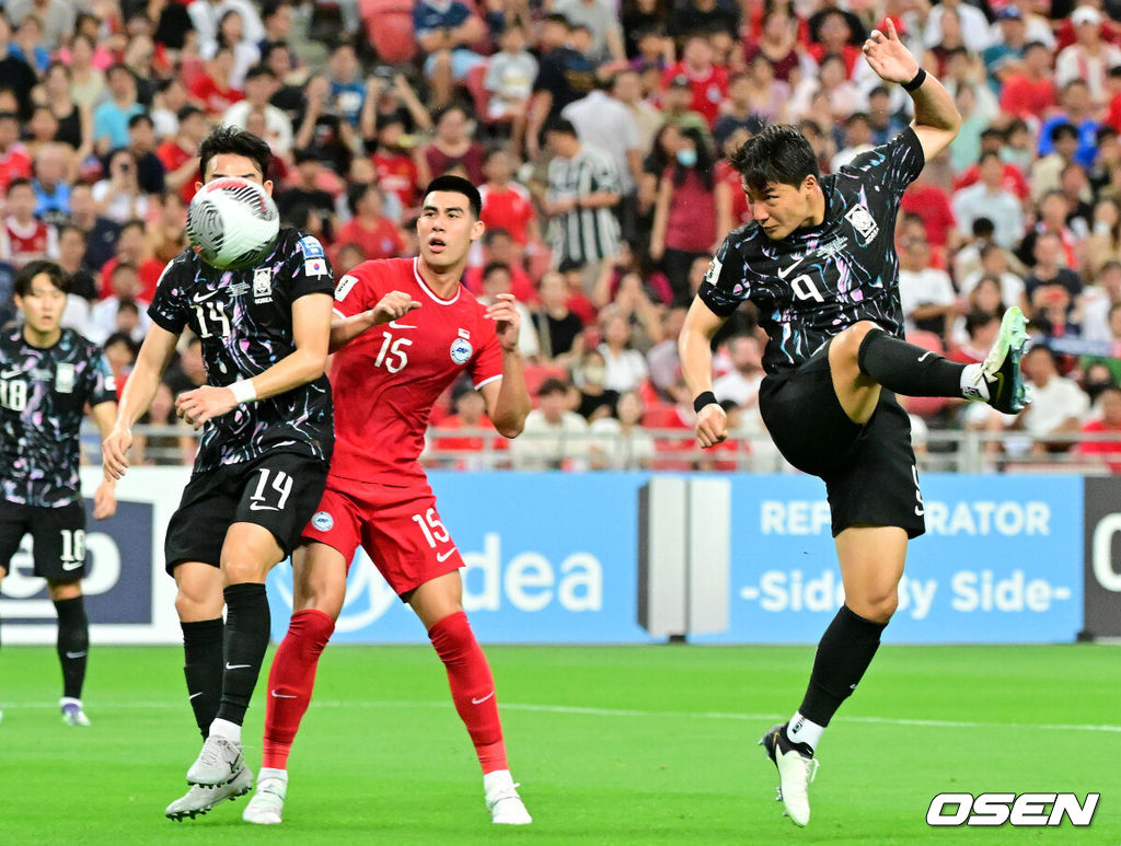 김도훈 임시감독이 이끄는 대한민국과 싱가포르의 2026 FIFA 북중미 월드컵 아시아 2차 예선 C조 5차전이 6일(한국시간) 오후 9시 싱가포르 칼랑에 위치한 싱가포르 더 내셔널 스타디움에서 열렸다.각 조 1・2위에 3차 예선 진출 자격이 주어지는 가운데 한국은 싱가포르와 5차전에서 비기기만 해도 11일 중국과 6차전 경기 결과와 상관없이 3차 예선행을 확정한다. 심지어 5차전에서 한국이 패해도 태국이 승점을 챙기지 못한다면 3차 예선으로 향할 수 있다.전반 대한민국 주민규가 팀의 두 번째 골을 성공시키고 있다. 2024.06.06 /cej@osen.co.kr