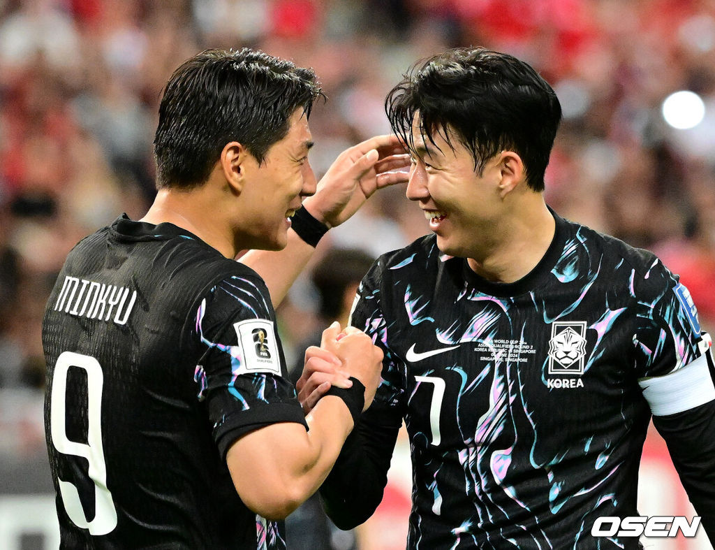 김도훈 임시감독이 이끄는 대한민국과 싱가포르의 2026 FIFA 북중미 월드컵 아시아 2차 예선 C조 5차전이 6일(한국시간) 오후 9시 싱가포르 칼랑에 위치한 싱가포르 더 내셔널 스타디움에서 열렸다.각 조 1・2위에 3차 예선 진출 자격이 주어지는 가운데 한국은 싱가포르와 5차전에서 비기기만 해도 11일 중국과 6차전 경기 결과와 상관없이 3차 예선행을 확정한다. 심지어 5차전에서 한국이 패해도 태국이 승점을 챙기지 못한다면 3차 예선으로 향할 수 있다.전반 주민규와 손흥민이 손을 맞잡고 있다. 2024.06.06 /cej@osen.co.kr