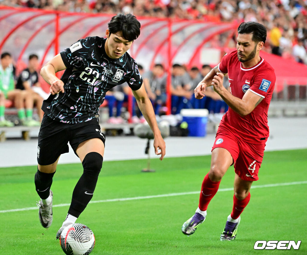김도훈 임시감독이 이끄는 대한민국과 싱가포르의 2026 FIFA 북중미 월드컵 아시아 2차 예선 C조 5차전이 6일(한국시간) 오후 9시 싱가포르 칼랑에 위치한 싱가포르 더 내셔널 스타디움에서 열렸다.각 조 1・2위에 3차 예선 진출 자격이 주어지는 가운데 한국은 싱가포르와 5차전에서 비기기만 해도 11일 중국과 6차전 경기 결과와 상관없이 3차 예선행을 확정한다. 심지어 5차전에서 한국이 패해도 태국이 승점을 챙기지 못한다면 3차 예선으로 향할 수 있다.후반 대한민국 배준호가 드리블 돌파를 하고 있다. 2024.06.06 /cej@osen.co.kr