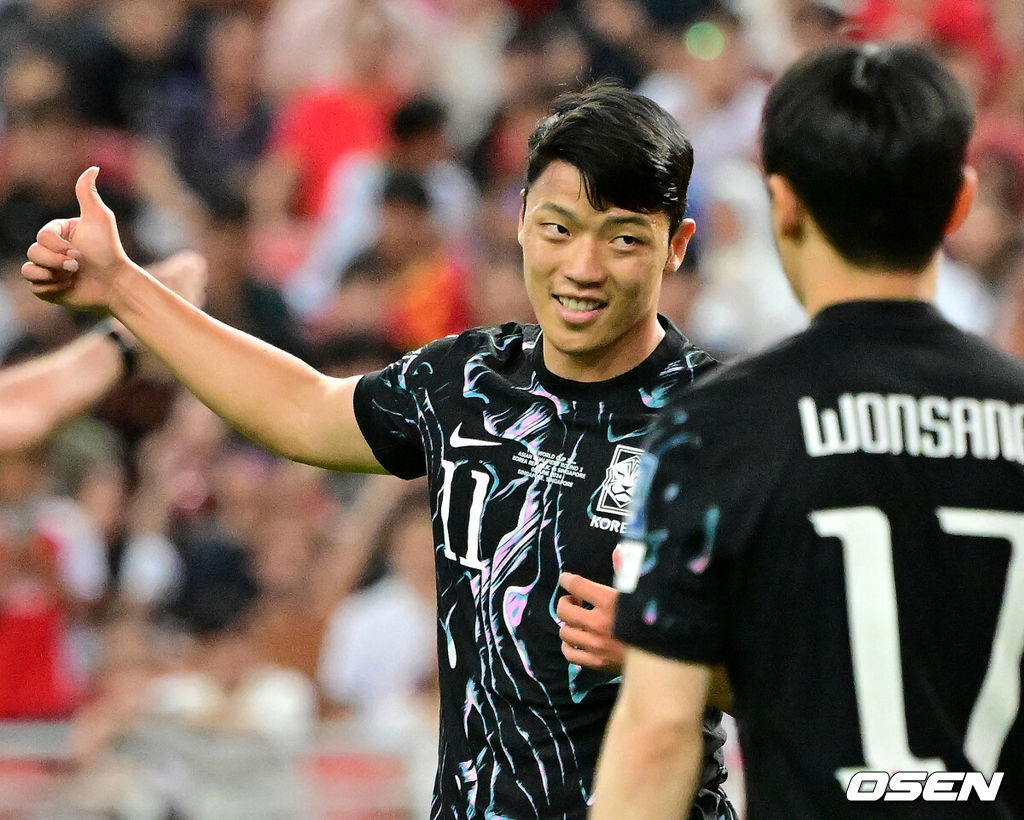 김도훈 임시감독이 이끄는 대한민국과 싱가포르의 2026 FIFA 북중미 월드컵 아시아 2차 예선 C조 5차전이 6일(한국시간) 오후 9시 싱가포르 칼랑에 위치한 싱가포르 더 내셔널 스타디움에서 열렸다.각 조 1・2위에 3차 예선 진출 자격이 주어지는 가운데 한국은 싱가포르와 5차전에서 비기기만 해도 11일 중국과 6차전 경기 결과와 상관없이 3차 예선행을 확정한다. 심지어 5차전에서 한국이 패해도 태국이 승점을 챙기지 못한다면 3차 예선으로 향할 수 있다.후반 대한민국 황희찬이 동료들에게 엄지를 들어 올리고 있다. 2024.06.06 /cej@osen.co.kr