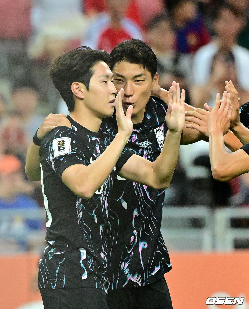 김도훈 임시감독이 이끄는 대한민국과 싱가포르의 2026 FIFA 북중미 월드컵 아시아 2차 예선 C조 5차전이 6일(한국시간) 오후 9시 싱가포르 칼랑에 위치한 싱가포르 더 내셔널 스타디움에서 열렸다.각 조 1・2위에 3차 예선 진출 자격이 주어지는 가운데 한국은 싱가포르와 5차전에서 비기기만 해도 11일 중국과 6차전 경기 결과와 상관없이 3차 예선행을 확정한다. 심지어 5차전에서 한국이 패해도 태국이 승점을 챙기지 못한다면 3차 예선으로 향할 수 있다.전반 대한민국 이강인이 선제골을 성공시키고 주민규의 축하를 받고 있다. 2024.06.06 /cej@osen.co.kr