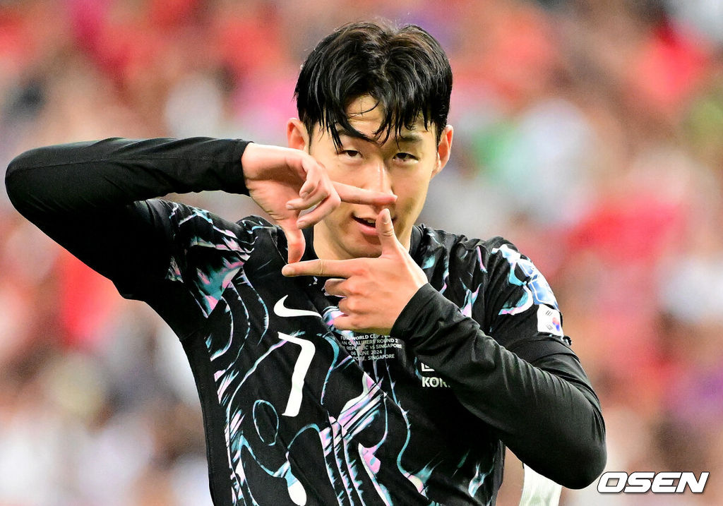 김도훈 임시 감독이 이끄는 국제축구연맹(FIFA) 23위 한국 축구대표팀은 6일(한국시간) 오후 9시 싱가포르 칼랑에 위치한 싱가포르 더 내셔널 스타디움에서 열린 싱가포르(155위)와 2026 FIFA 북중미 월드컵 아시아 2차 예선 C조 5차전에서 7-0 대승을 거뒀다.이로써 한국은 4승 1무(승점 13)로 조 1위 자리를 굳게 지키며 3차 예선 진출을 조기에 확정했다. 한국은 한층 더 가벼운 마음으로 오는 11일 홈에서 열리는 중국전을 치를 수 있게 됐다.후반 대한민국 손흥민이 골을 성공시키고 세리머니를 하고 있다. 2024.06.06 /cej@osen.co.kr