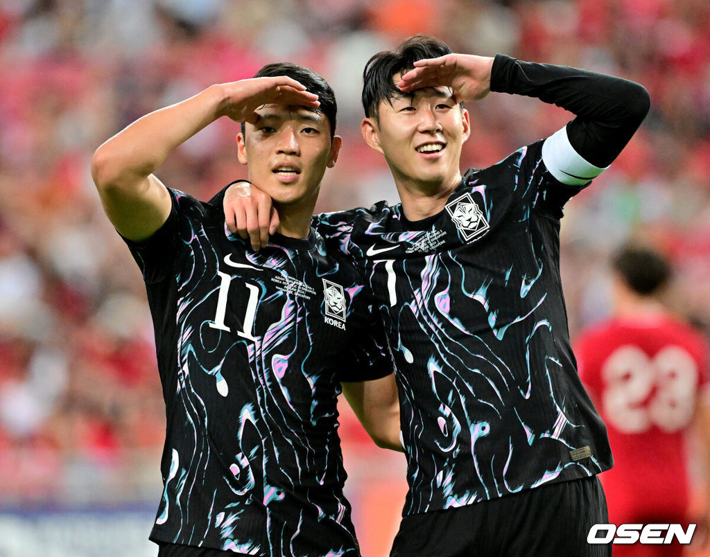 김도훈 임시감독이 이끄는 대한민국과 싱가포르의 2026 FIFA 북중미 월드컵 아시아 2차 예선 C조 5차전이 6일(한국시간) 오후 9시 싱가포르 칼랑에 위치한 싱가포르 더 내셔널 스타디움에서 열렸다.각 조 1・2위에 3차 예선 진출 자격이 주어지는 가운데 한국은 싱가포르와 5차전에서 비기기만 해도 11일 중국과 6차전 경기 결과와 상관없이 3차 예선행을 확정한다. 심지어 5차전에서 한국이 패해도 태국이 승점을 챙기지 못한다면 3차 예선으로 향할 수 있다.후반 대한민국 황희찬이 골을 성공시키고 손흥민과 세리머니를 하고 있다. 2024.06.06 /cej@osen.co.kr