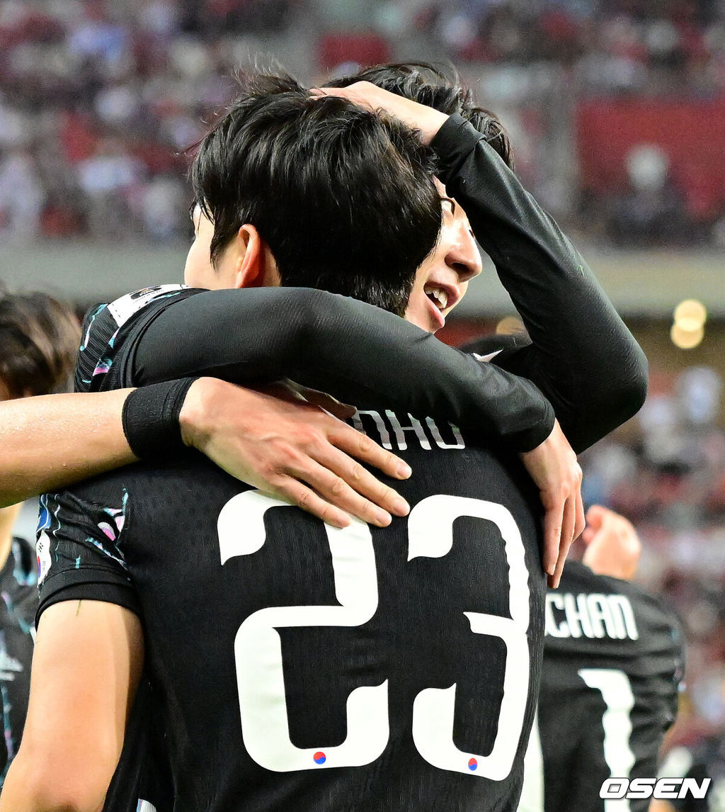 김도훈 임시 감독이 이끄는 국제축구연맹(FIFA) 23위 한국 축구대표팀은 6일(한국시간) 오후 9시 싱가포르 칼랑에 위치한 싱가포르 더 내셔널 스타디움에서 열린 싱가포르(155위)와 2026 FIFA 북중미 월드컵 아시아 2차 예선 C조 5차전에서 7-0 대승을 거뒀다.이로써 한국은 4승 1무(승점 13)로 조 1위 자리를 굳게 지키며 3차 예선 진출을 조기에 확정했다. 한국은 한층 더 가벼운 마음으로 오는 11일 홈에서 열리는 중국전을 치를 수 있게 됐다.후반 대한민국 손흥민이 골을 성공시킨 배준호를 축하하고 있다. 2024.06.06 /cej@osen.co.kr