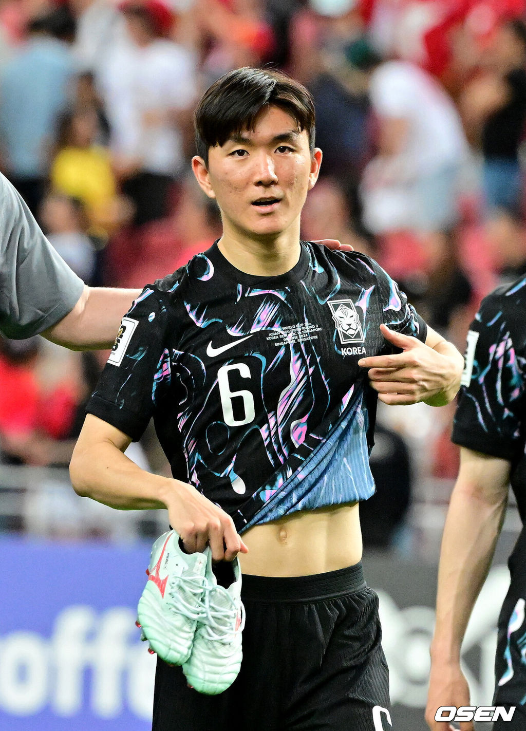김도훈 임시 감독이 이끄는 국제축구연맹(FIFA) 23위 한국 축구대표팀은 6일(한국시간) 오후 9시 싱가포르 칼랑에 위치한 싱가포르 더 내셔널 스타디움에서 열린 싱가포르(155위)와 2026 FIFA 북중미 월드컵 아시아 2차 예선 C조 5차전에서 7-0 대승을 거뒀다.이로써 한국은 4승 1무(승점 13)로 조 1위 자리를 굳게 지키며 3차 예선 진출을 조기에 확정했다. 한국은 한층 더 가벼운 마음으로 오는 11일 홈에서 열리는 중국전을 치를 수 있게 됐다.경기 종료 후 대한민국 황인범이 관중석을 향해 인사를 하고 있다. 2024.06.06 /cej@osen.co.kr