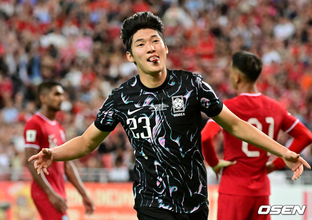 김도훈 임시감독이 이끄는 대한민국과 싱가포르의 2026 FIFA 북중미 월드컵 아시아 2차 예선 C조 5차전이 6일(한국시간) 오후 9시 싱가포르 칼랑에 위치한 싱가포르 더 내셔널 스타디움에서 열렸다.각 조 1・2위에 3차 예선 진출 자격이 주어지는 가운데 한국은 싱가포르와 5차전에서 비기기만 해도 11일 중국과 6차전 경기 결과와 상관없이 3차 예선행을 확정한다. 심지어 5차전에서 한국이 패해도 태국이 승점을 챙기지 못한다면 3차 예선으로 향할 수 있다.후반 대한민국 배준호가 골을 성공시키고 환호하고 있다. 2024.06.06 /cej@osen.co.kr