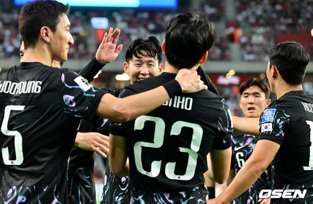 김도훈 임시 감독이 이끄는 국제축구연맹(FIFA) 23위 한국 축구대표팀은 6일(한국시간) 오후 9시 싱가포르 칼랑에 위치한 싱가포르 더 내셔널 스타디움에서 열린 싱가포르(155위)와 2026 FIFA 북중미 월드컵 아시아 2차 예선 C조 5차전에서 7-0 대승을 거뒀다.이로써 한국은 4승 1무(승점 13)로 조 1위 자리를 굳게 지키며 3차 예선 진출을 조기에 확정했다. 한국은 한층 더 가벼운 마음으로 오는 11일 홈에서 열리는 중국전을 치를 수 있게 됐다.후반 대한민국 손흥민이 골을 성공시킨 배준호를 축하하고 있다. 2024.06.06 /cej@osen.co.kr